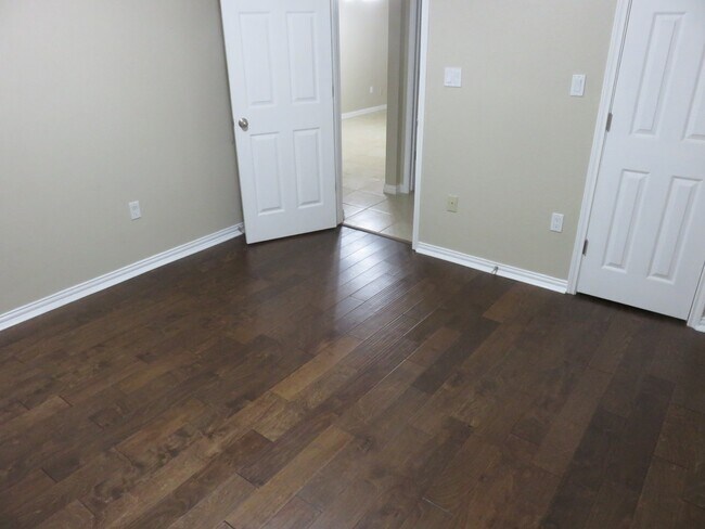 Building Photo - 3303 W Greenridge Dr