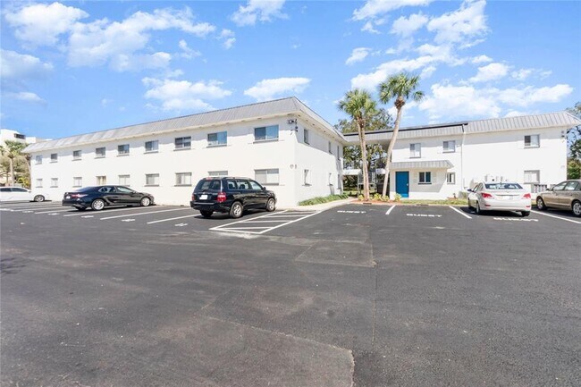 Building Photo - 2000 15th Ct NW