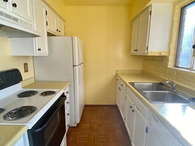 Building Photo - FOR RENT