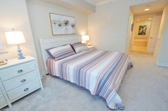 Building Photo - Beautifully decorated split 2/2 in stunnin...