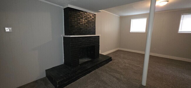 Building Photo - Large Family Home - Move In Ready!