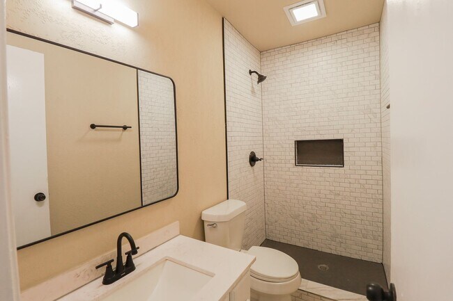 Building Photo - 3 bed/2bath! Fully remodeled!