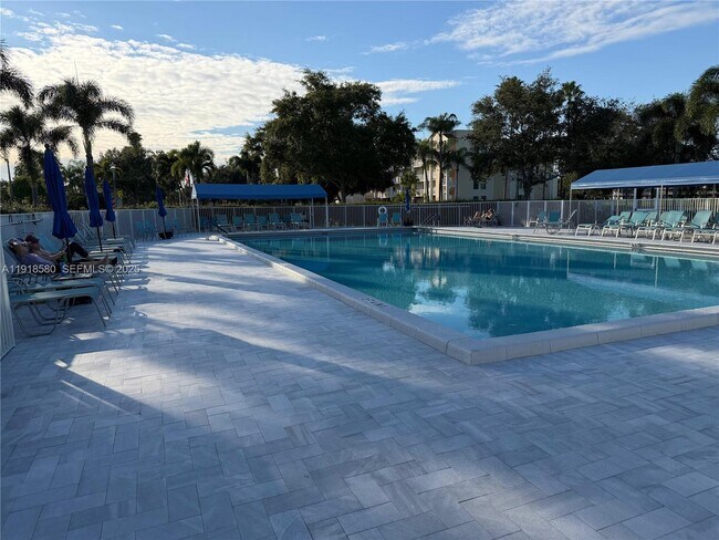 Building Photo - 7290 Kinghurst Dr