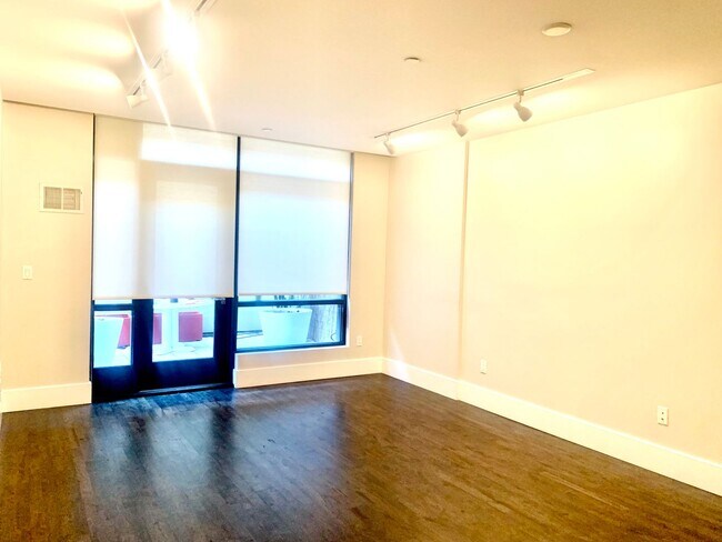 Building Photo - Spacious Centrally Located 1 bed + Den/ 1....