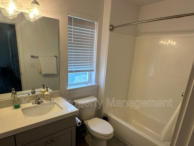 Building Photo - 912 Queensmill Ln