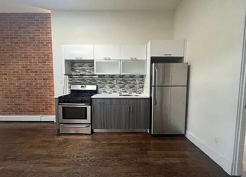Building Photo - 165 Covert St