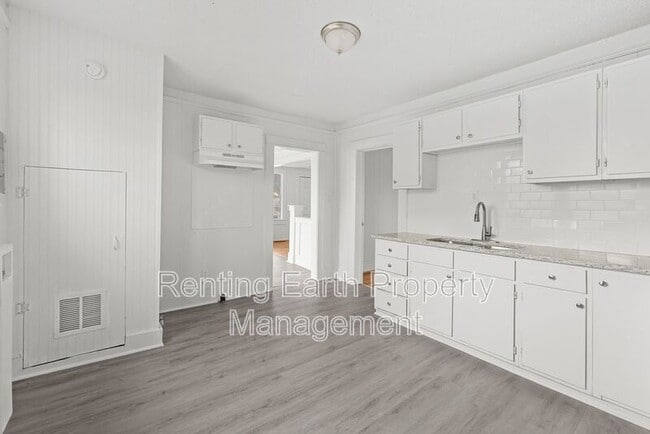 Building Photo - 617 7th St W