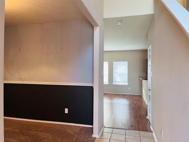 Building Photo - 2115 Vermillion Oak St