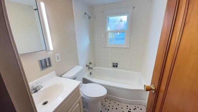 Building Photo - 904 Park Ave