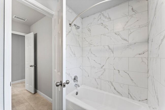 Building Photo - 10422 Rockcrest Rd