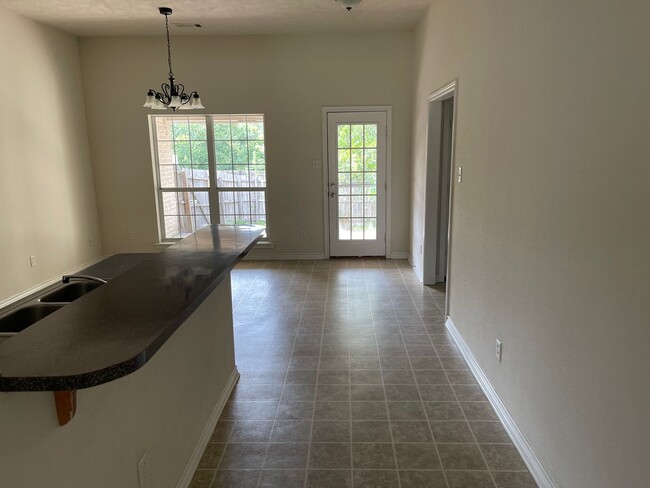 Building Photo - College Station - 5 bedrooms / 3 bath hous...