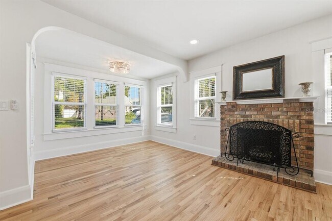 Building Photo - 1004 W Charter St