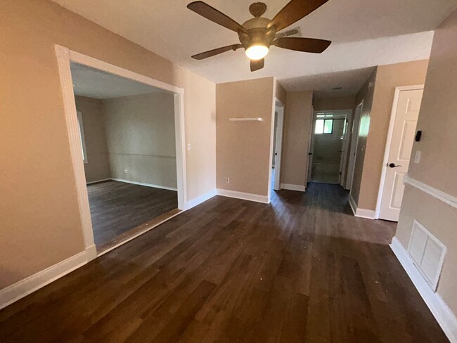 Building Photo - 400 Plumosa Ave