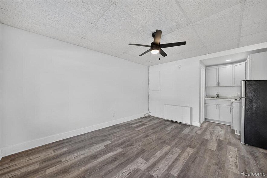 Building Photo - 16001 Dixie Hwy