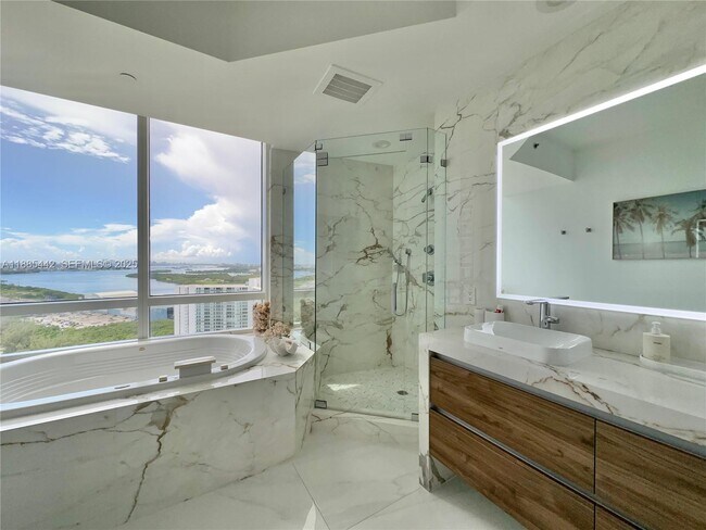 Building Photo - 15901 Collins Ave