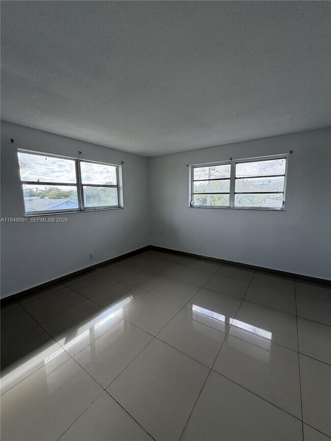 Building Photo - 300 NE 1st Ct