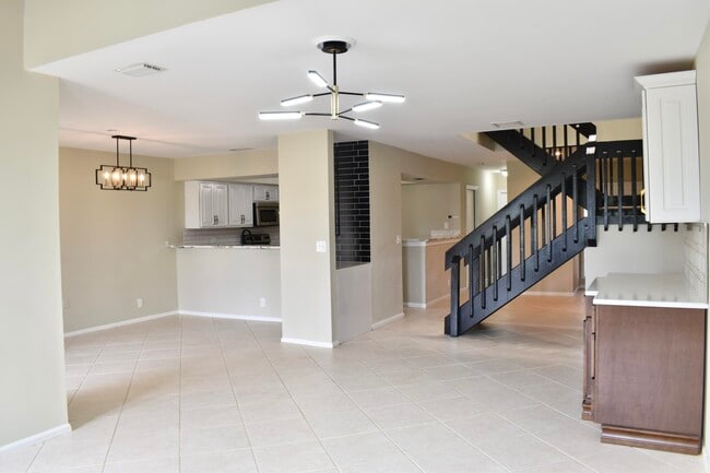 Building Photo - 6040 Glendale Dr