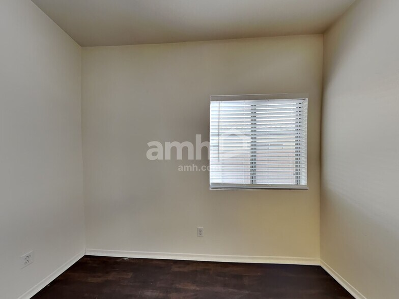 Building Photo - 2852 E Devon Ct