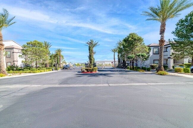 Building Photo - *MOVE-IN READY* GREAT UPPER LEVEL 2-BEDROO...