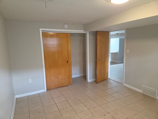 Building Photo - 1607 Highridge Dr