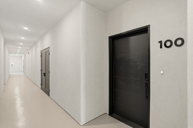 Building Photo - 206 N Chapparell Dr
