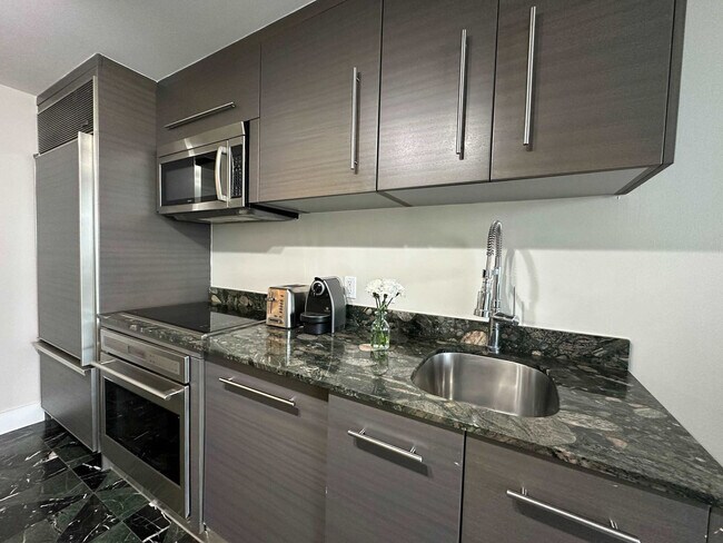 Building Photo - 485 Brickell Ave