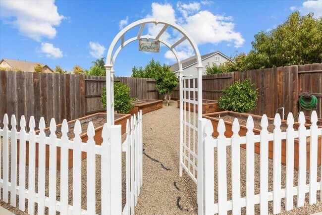 Building Photo - Gorgeous 3 Bedroom 2 Bathroom Manteca Home