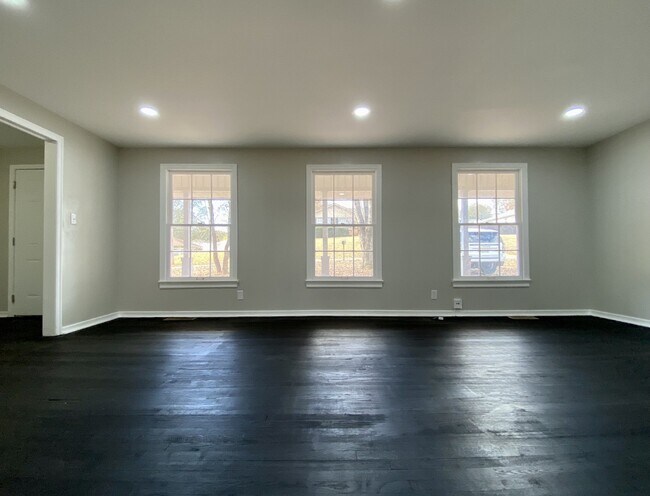 Building Photo - "Charming 3-Bedroom Rental with Hardwood Floors in Florence, AL - A Must-See!"