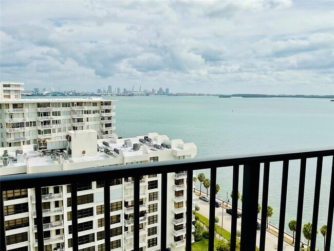 Building Photo - 1450 Brickell Bay Dr