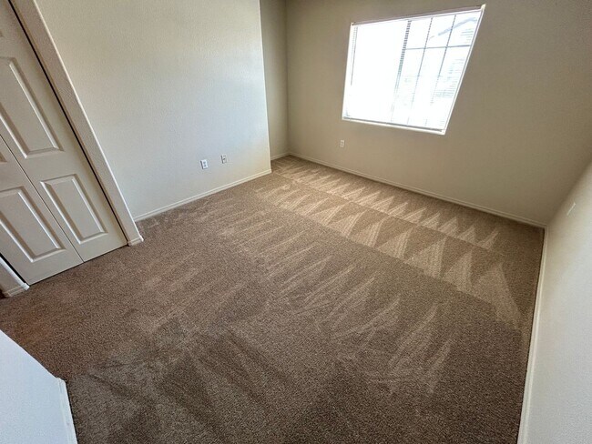 Building Photo - MOVE IN SPECIAL: $1000 OFF RENT WITH THIS SPACIOUS TOP FLOOR 2 BEDROOM 2 BATH CONDO
