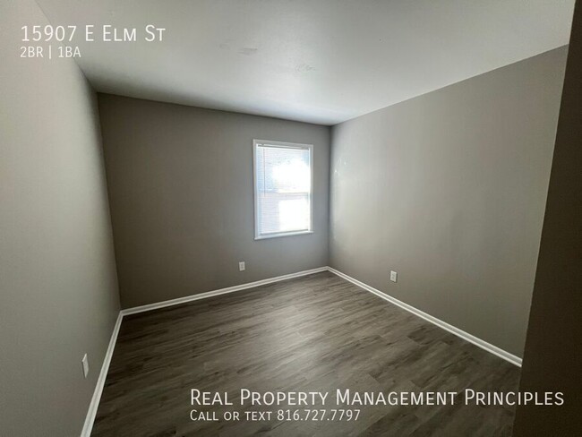 Building Photo - NEWLY REMODELED TOWNHOUSE CHARMER!! Deposi...