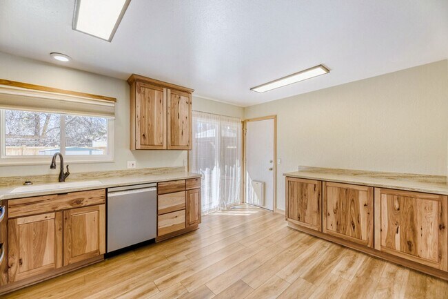 Building Photo - Enjoy the Private Pool and Outdoor Sauna at this 3/2 Home in a Quiet Neighborhood in Louisville