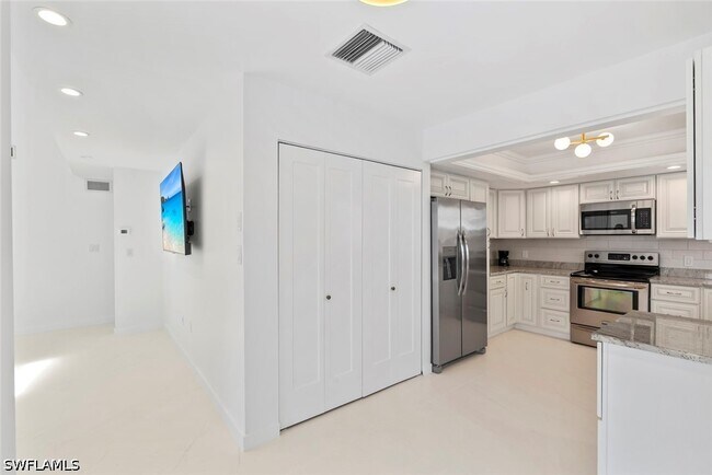 Building Photo - 879 Meadowland Dr