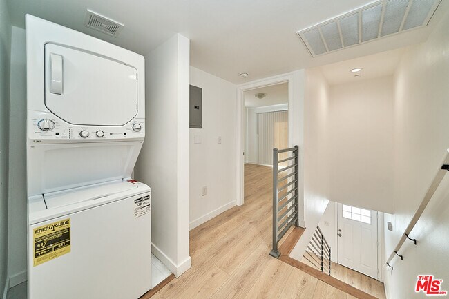 Building Photo - 965 S Lorena St