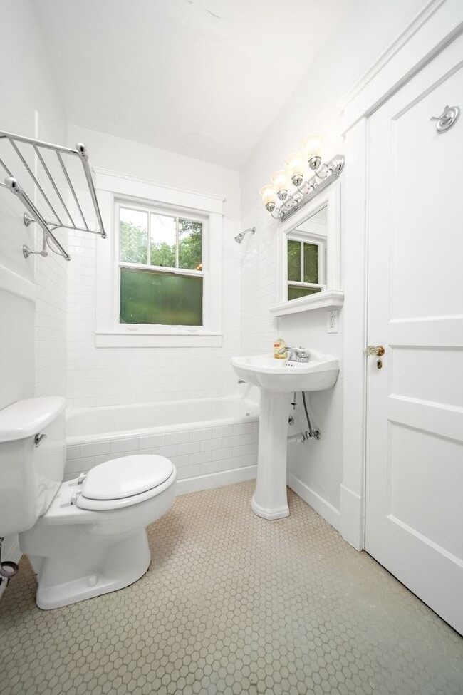 Building Photo - Charming 3BE/2BA cottage in a great location of Belmont-Hillsboro!