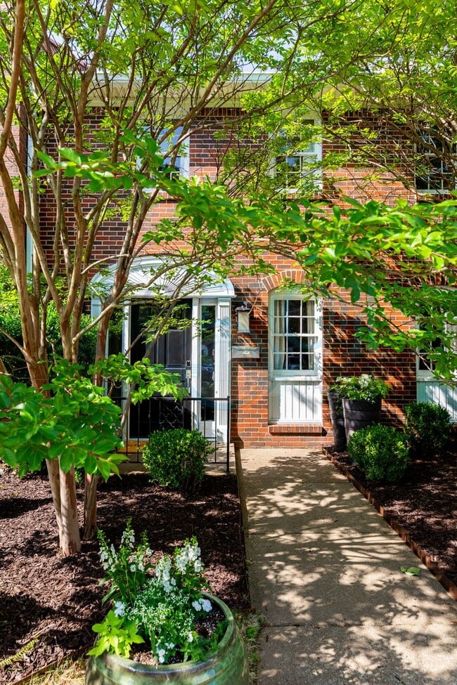 Building Photo - Elegant, updated Pleasant Valley townhome in the heart of WLR