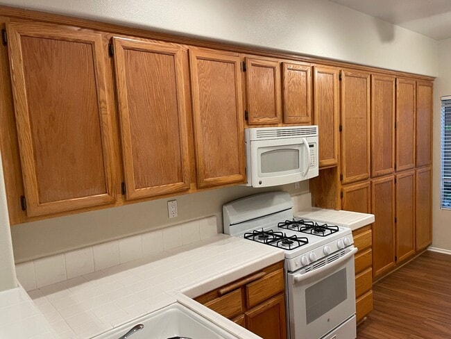 Building Photo - Dual Master Suite Townhome in Rancho Santa...