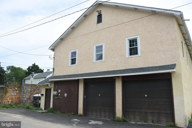 Primary Photo - 103 Oak St