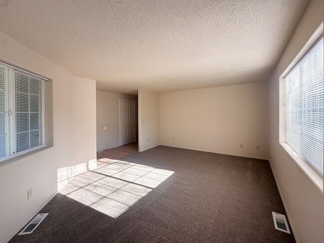 Building Photo - 3200 Lorian Ln SE