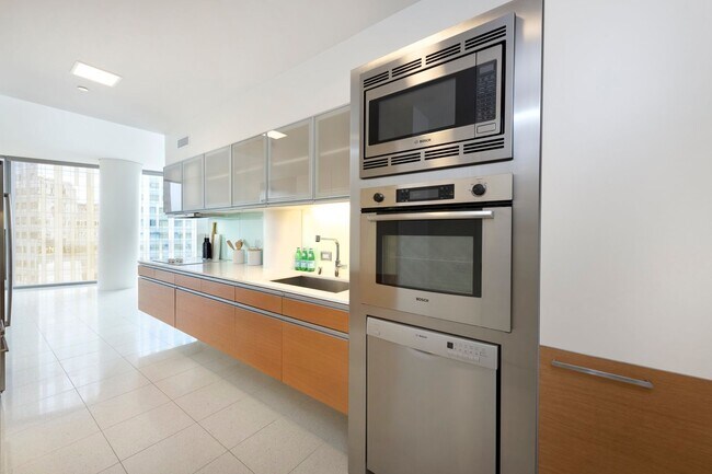 Building Photo - FANTASTIC 1 Bedroom at Veer Towers.