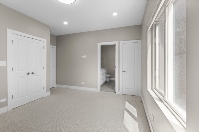 Building Photo - 643 E 50th St