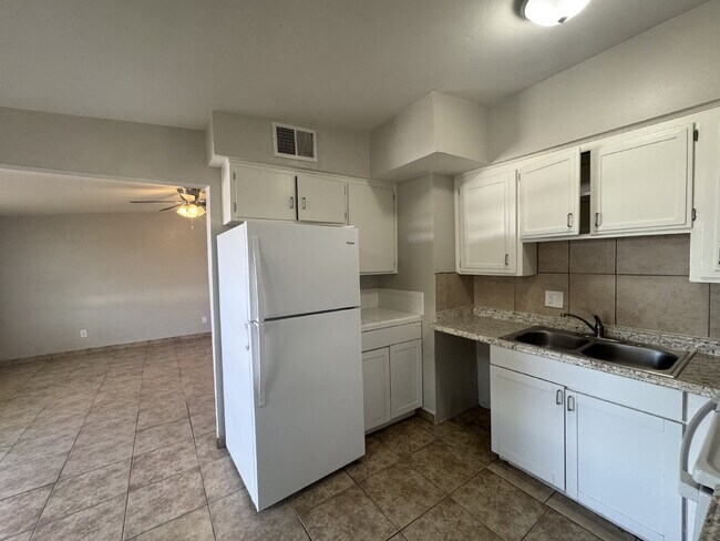 Building Photo - 2 Bedroom 1 Bathroom with W/D