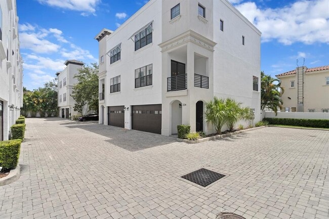 Building Photo - 224 S Audubon Ave