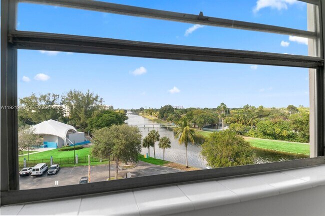 Building Photo - 16450 Miami Dr