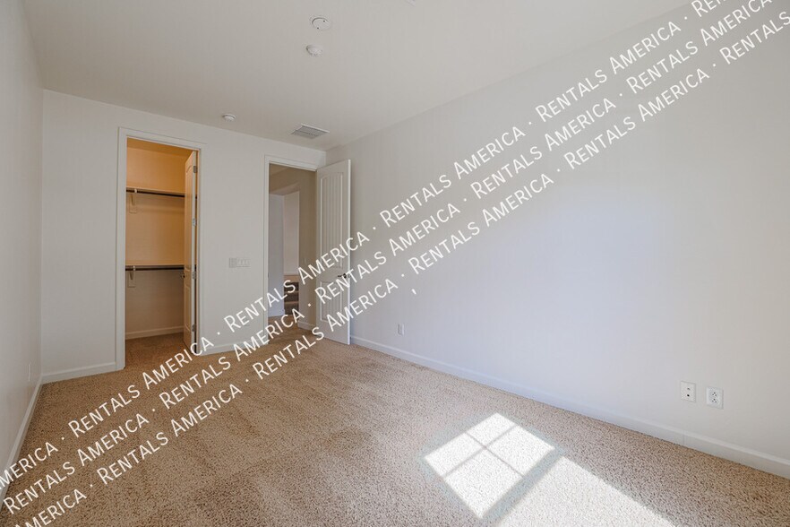 Building Photo - 654 E Sipapu Dr