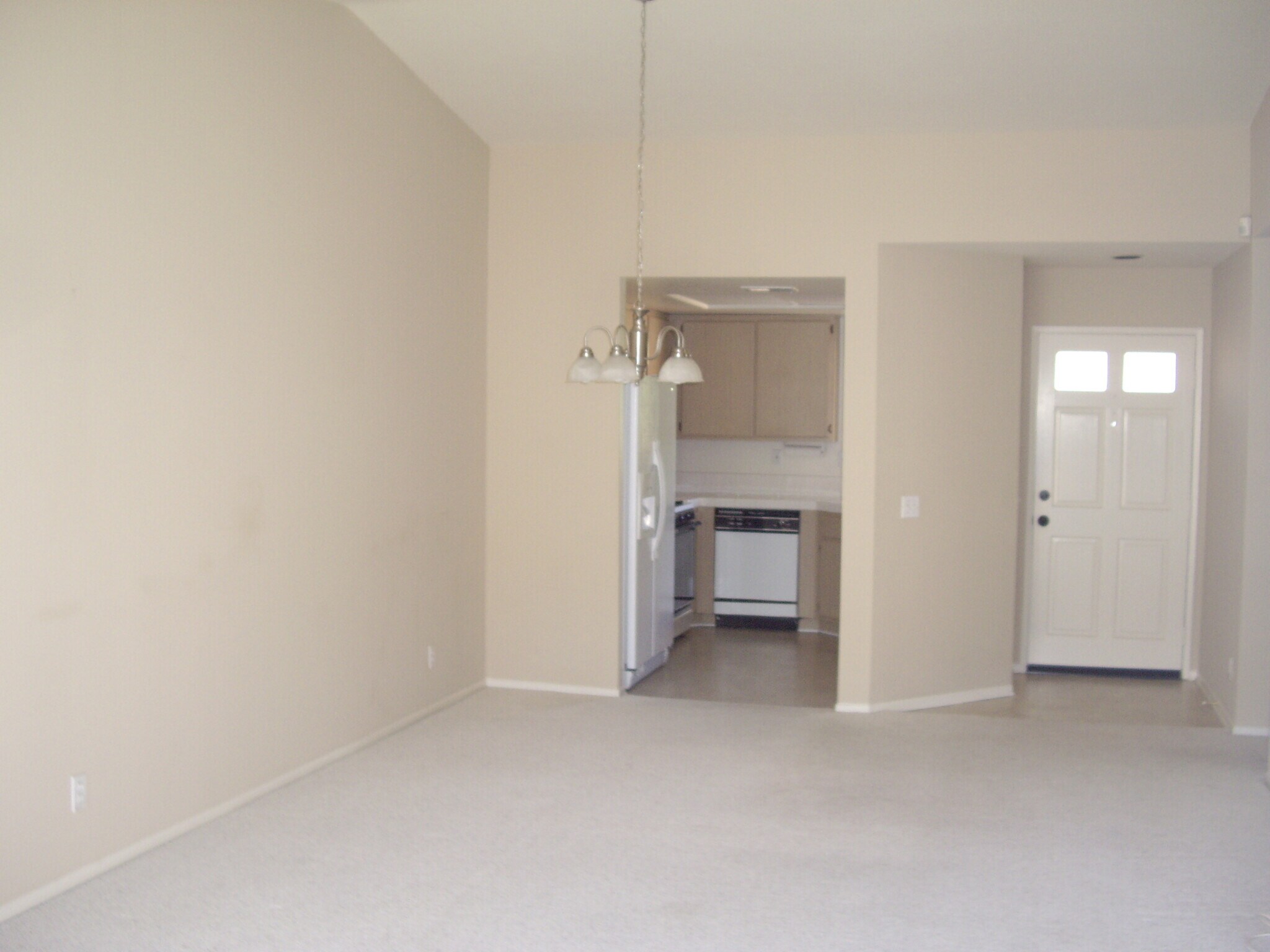 Dinning area with Vaulted Ceilings. - 10 Abrigo