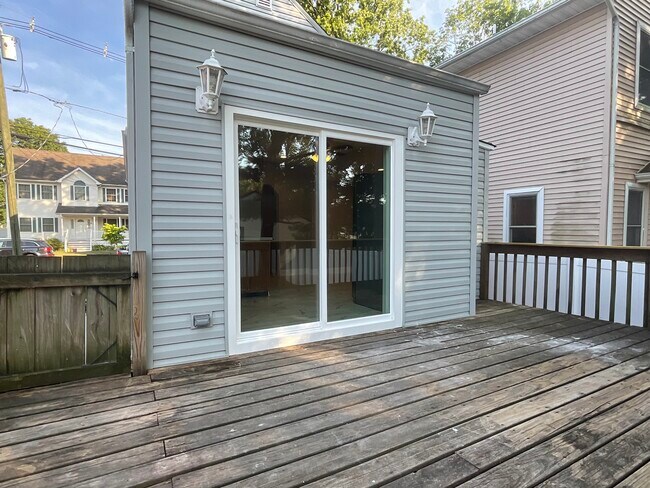 Building Photo - 1605 Parker Rd