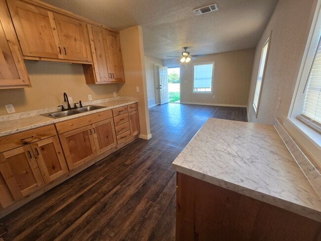 Building Photo - Modest in Mineral Wells