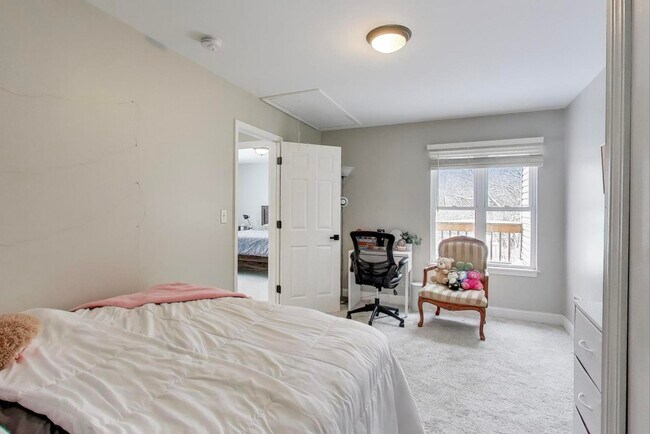 Building Photo - 9 Monroe Ct