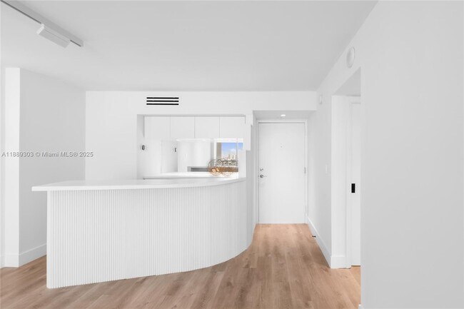 Primary Photo - 2655 Collins Ave